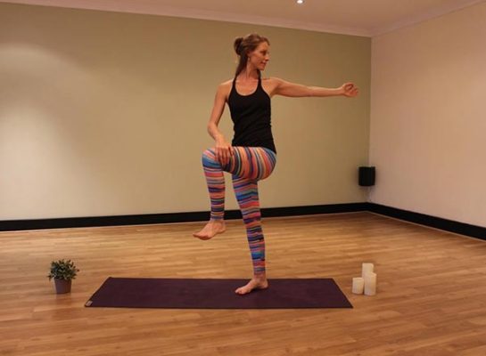 Tư thế đứng vặn thân (Standing Twist)