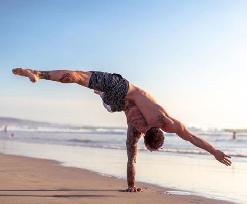 Tư thế yoga đẹp trồng chuối 1 tay