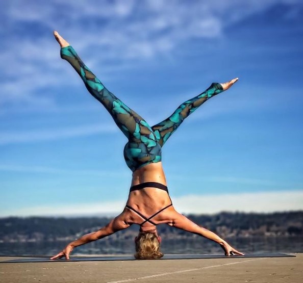 Yoga tại nhà không chỉ giúp cải thiện sức khỏe thể chất mà còn đóng vai trò quan trọng trong việc giải phóng căng thẳng và tăng cường sự thư giãn cho tinh thần của chúng ta