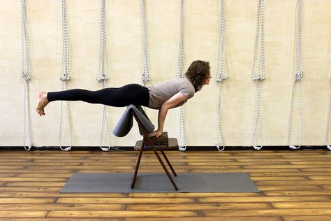 Siết chặt bụng và mông khi tập Mayurasana
