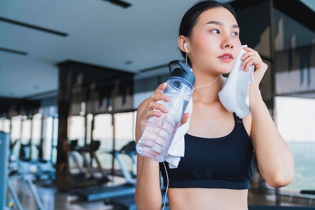 Vì sao sau tập thể dục phải uống nước đúng cách?