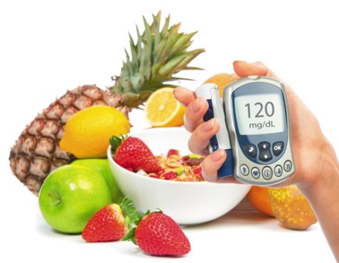 Người bị tiểu đường tuýp 2 cần đặc biệt chú ý đến chế độ ăn uống để giữ đường huyết ổn định. Dưới đây là danh sách chi tiết các loại thức ăn và trái cây nên kiêng hoặc hạn chế, kèm theo lý do dễ hiểu để bạn (và học viên) áp dụng hiệu quả hơn: Chế độ ăn uống có vai trò thiết yếu trong việc kiểm soát bệnh tiểu đường tuýp 2, một tình trạng đặc trưng bởi sự kháng insulin và mức đường huyết cao. Khi mà cơ thể không còn khả năng sử dụng insulin một cách hiệu quả, lựa chọn thực phẩm phù hợp có thể ảnh hưởng đáng kể đến sự ổn định của đường huyết. Thực phẩm mà bệnh nhân tiêu thụ không chỉ định hình mức glucose mà còn ảnh hưởng đến sức khỏe tổng thể của họ. Các loại thực phẩm có chỉ số đường huyết thấp, như ngũ cốc nguyên hạt, rau xanh, và đậu, thường giúp duy trì mức đường huyết ổn định. Ngược lại, thực phẩm chế biến sẵn và có chứa lượng đường cao có thể gây ra sự tăng nhanh mức đường huyết, dẫn đến các biến chứng nghiêm trọng cho người bệnh. Theo đó, một chế độ ăn uống cân bằng, hạn chế carbohydrate đơn giản và các loại đường tinh chế là rất quan trọng đối với quản lý tình trạng này. Thực phẩm không chỉ cung cấp năng lượng; chúng cũng cung cấp dinh dưỡng cần thiết để hỗ trợ hệ miễn dịch, duy trì cân nặng hợp lý, và giảm nguy cơ mắc các bệnh lý khác. Các loại vitamin và khoáng chất có trong thực phẩm tự nhiên giúp cải thiện hệ thống miễn dịch cũng như khả năng phản ứng với bệnh tật, điều này đặc biệt quan trọng cho những người mắc bệnh tiểu đường tuýp 2. Chế độ ăn uống hợp lý còn giúp giảm nguy cơ mắc các biến chứng liên quan đến tiểu đường, như bệnh tim mạch, suy thận, và các vấn đề về thị lực. Do đó, việc xây dựng một chế độ ăn uống khoa học và lành mạnh là điều cần thiết và cần được quan tâm đặc biệt đối với những người đang sống chung với bệnh tiểu đường tuýp 2. Chế độ ăn uống đóng vai trò quan trọng trong việc kiểm soát bệnh tiểu đường tuýp 2. Để duy trì mức đường huyết ổn định và góp phần tốt cho sức khỏe, người bị tiểu đường tuýp 2 cần chú ý đến những loại thực phẩm nên kiêng và hạn chế. Đầu tiên, thực phẩm có chứa đường tinh luyện như bánh kẹo, nước ngọt có ga, và đồ ngọt nên được hạn chế tối đa. Những loại thực phẩm này dễ dàng làm tăng nhanh mức insulin trong cơ thể, từ đó dẫn đến sự tăng vọt của đường huyết. Việc thay thế những món ăn này bằng các loại trái cây tự nhiên, như táo hay cam, sẽ là sự lựa chọn tốt hơn vì chúng chứa nhiều chất xơ và vitamin. Thứ hai, thực phẩm đã qua chế biến, như thịt xông khói, xúc xích và các loại thực phẩm chế biến sẵn khác cũng nên được hạn chế. Các sản phẩm này thường chứa nhiều natri và chất béo không lành mạnh, có thể gây hại cho sức khỏe tim mạch và làm tăng nguy cơ biến chứng từ tiểu đường. Các loại ngũ cốc tinh chế như bánh mì trắng, mì ăn liền cũng nằm trong danh sách nên kiêng. Chúng có chỉ số đường huyết cao, dễ dàng gây ra sự gia tăng nhanh chóng về mức đường huyết. Sự ưu tiên nên được đặt vào các loại ngũ cốc nguyên hạt như yến mạch hoặc gạo lứt, đảm bảo cung cấp đủ dinh dưỡng và giúp điều tiết đường huyết tốt hơn. Cuối cùng, các loại thực phẩm giàu carbohydrate đơn giản, như khoai tây chiên, gạo nếp, và các sản phẩm tinh chế khác, cũng cần được kiểm soát trong khẩu phần ăn hàng ngày. Việc lựa chọn thực phẩm một cách thông minh là rất cần thiết trong việc điều trị và quản lý bệnh tiểu đường tuýp 2, mang lại lợi ích không chỉ cho mức đường huyết mà còn cho sức khỏe tổng quát. Chế độ ăn uống cho người bị tiểu đường tuýp 2 đóng vai trò cực kỳ quan trọng trong việc kiểm soát lượng đường huyết và duy trì sức khỏe tổng quát. Để xây dựng một chế độ ăn uống lành mạnh, người bệnh cần chú ý đến việc lựa chọn thực phẩm một cách thông minh và cân nhắc về tỷ lệ dinh dưỡng phù hợp. Một trong những nguyên tắc đầu tiên là không nên bỏ qua các loại thực phẩm giàu chất xơ, như rau xanh, các loại đậu và ngũ cốc nguyên hạt. Những thực phẩm này không chỉ giúp kiểm soát đường huyết mà còn hỗ trợ tiêu hóa. Khi chế biến và lựa chọn thực phẩm, người bệnh cần hạn chế các món rán và thực phẩm chế biến sẵn. Thay vào đó, các phương pháp như hấp, nướng hoặc luộc sẽ giữ nguyên giá trị dinh dưỡng mà không làm tăng lượng calo hay chất béo không cần thiết. Việc sử dụng gia vị từ thiên nhiên, chẳng hạn như thảo mộc và gia vị, giúp tăng hương vị món ăn mà không làm gia tăng lượng đường hay muối. Cũng cần lưu ý đến cách kết hợp các loại thực phẩm trong mỗi bữa ăn. Một bữa ăn cân bằng nên bao gồm protein, chất béo lành mạnh và carbohydrate phức tạp, nhằm cung cấp đầy đủ năng lượng và dinh dưỡng cho cơ thể. Chẳng hạn, việc kết hợp thịt nạc (như gà hoặc cá) với một phần rau xanh và một số loại ngũ cốc nguyên hạt sẽ tạo ra một bữa ăn hài hòa và tốt cho sức khỏe. Ngoài ra, việc ăn uống đều đặn, chia thành nhiều bữa nhỏ trong ngày cũng giúp duy trì mức đường huyết ổn định. Thức ăn người tiểu đường tuýp 2 nên kiêng hoặc hạn chế Tổng quan về bệnh tiểu đường tuýp 2 và chế độ ăn uống Bệnh tiểu đường tuýp 2 là một tình trạng mãn tính xảy ra khi cơ thể không sử dụng insulin đúng cách, dẫn đến mức đường huyết cao. Nguyên nhân chủ yếu của bệnh này bao gồm di truyền, thói quen sống không lành mạnh, và tuổi tác. Đối tượng bị tiểu đường tuýp 2 thường gặp phải các triệu chứng như mệt mỏi, khát nước, và đi tiểu thường xuyên. Tuy nhiên, căn bệnh này có thể diễn tiến âm thầm trong nhiều năm mà không có biểu hiện rõ ràng. Chế độ ăn uống đóng một vai trò quan trọng trong việc quản lý bệnh tiểu đường tuýp 2. Việc lựa chọn thực phẩm không chỉ ảnh hưởng đến mức đường huyết mà còn góp phần vào sự phát triển của các biến chứng. Những loại thực phẩm giàu carbohydrate đơn giản, đường tinh luyện, và chất béo bão hòa nên được kiêng hoặc hạn chế, vì chúng có thể gây tăng đường huyết nhanh chóng. Ngược lại, một chế độ ăn uống cân bằng với việc ưu tiên rau xanh, ngũ cốc nguyên hạt, và protein nạc có thể giúp cải thiện tình trạng sức khỏe. Thông qua việc điều chỉnh chế độ dinh dưỡng, người bệnh có khả năng kiểm soát tốt mức đường huyết, giảm nguy cơ mắc các biến chứng nghiêm trọng như bệnh tim và tổn thương thận. Do đó, việc tìm hiểu về các loại thực phẩm cần kiêng hoặc hạn chế là vô cùng cần thiết. Thực phẩm không lành mạnh có thể gây ra không chỉ ảnh hưởng nghiêm trọng đến sức khỏe mà còn làm giảm chất lượng cuộc sống của người bệnh. Người mắc bệnh tiểu đường tuýp 2 nên nhận thức rõ ràng về vai trò của dinh dưỡng trong cuộc chiến chống lại căn bệnh này. Các loại thực phẩm cần kiêng Đối với người tiểu đường tuýp 2, chế độ ăn uống đóng vai trò quan trọng trong việc kiểm soát mức đường huyết. Một trong những thách thức lớn nhất là việc xác định những thực phẩm cần tránh để bảo vệ sức khỏe. Trong số đó, đường và các thực phẩm chứa đường tinh chế là những thứ người bệnh cần kiêng hoàn toàn. Đường có thể khiến mức đường huyết tăng lên nhanh chóng, gây ra những biến chứng nghiêm trọng nếu không được kiểm soát. Thực phẩm chế biến sẵn cũng nên được hạn chế đến mức tối đa. Những sản phẩm này thường chứa nhiều muối, đường, chất béo không lành mạnh, và một số chất phụ gia có hại cho sức khỏe. Các món ăn như snack, đồ hộp hay thực phẩm đông lạnh thường không tốt cho người tiểu đường, vì chúng có thể làm tăng lượng calo và chất béo không cần thiết. Thức ăn nhanh cũng nằm trong danh sách những thực phẩm cần tránh, bởi chúng thường chứa nhiều carbohydrate tinh chế, đường, và chất béo bão hòa. Những món ăn như hamburger, pizza hay khoai tây chiên không chỉ không có giá trị dinh dưỡng mà còn có thể làm tăng nhanh chóng lượng đường trong máu. Cuối cùng, tinh bột trắng, thường có trong gạo trắng, bánh mì trắng hay mì, cũng là một loại thực phẩm mà người tiểu đường tuýp 2 nên tránh. Các loại tinh bột này nhanh chóng được chuyển hóa thành đường trong cơ thể, dẫn đến sự gia tăng không mong muốn của mức đường huyết. Để duy trì sức khỏe, người bệnh cần nhận thức rõ ràng về những thực phẩm cần kiêng và lựa chọn những lựa chọn lành mạnh hơn cho bữa ăn hàng ngày. Thực phẩm nên hạn chế và những lựa chọn thay thế lành mạnh Đối với người mắc bệnh tiểu đường tuýp 2, việc lựa chọn thực phẩm là điều tối quan trọng để duy trì sức khỏe tốt và kiểm soát đường huyết. Có một số loại thực phẩm mà người bệnh nên hạn chế hoặc tránh, đồng thời cũng có những lựa chọn thay thế lành mạnh. Đầu tiên, carbohydrate đơn giản, như đường tinh luyện và các sản phẩm từ bột trắng, nên được hạn chế. Chúng có thể làm tăng nhanh mức đường huyết, gây khó khăn trong việc kiểm soát bệnh. Thay vào đó, người bệnh nên chọn carbohydrate phức tạp từ ngũ cốc nguyên hạt, đậu và rau củ, giúp duy trì mức đường huyết ổn định hơn. Ngoài ra, đồ uống có đường cũng là một yếu tố cần xem xét. Các loại nước ngọt, nước trái cây có đường và đồ uống thể thao thường chứa lượng calo cao mà không cung cấp chất dinh dưỡng cần thiết. Thay vào đó, nước lọc, trà không đường hoặc nước chanh tươi là lựa chọn tốt hơn. Những thức uống này không chỉ giúp bổ sung nước mà còn không làm tăng mức đường huyết. Cuối cùng, các loại thịt béo như thịt đỏ và thịt chế biến sẵn cũng nên được hạn chế. Chúng có thể góp phần vào tình trạng kháng insulin và làm tăng nguy cơ bệnh tim. Người tiểu đường tuýp 2 có thể thay thế bằng các lựa chọn protein nạc như thịt gà, cá hoặc đậu phụ. Bằng cách thay đổi chế độ ăn uống và áp dụng những lựa chọn thực phẩm lành mạnh, người bệnh có thể cải thiện sức khỏe tổng thể và kiểm soát tiểu đường hiệu quả hơn. Thức ăn người tiểu đường tuýp 2 nên kiêng hoặc hạn chế Nhóm thực phẩm Cụ thể Lý do cần kiêng Tinh bột tinh chế Gạo trắng, bánh mì trắng, mì tôm, phở, bún Gây tăng đường huyết nhanh, ít chất xơ Đồ ngọt Bánh kẹo, socola, nước ngọt có ga, sữa đặc có đường Làm tăng đường huyết đột ngột Thức ăn chiên rán Gà rán, khoai tây chiên, xúc xích chiên Gây kháng insulin, tăng mỡ nội tạng Thực phẩm chế biến sẵn Xúc xích, chả, đồ hộp, mì ăn liền Nhiều đường ẩn, muối và chất béo bão hòa Chất béo xấu Mỡ heo, bơ động vật, da gà, nước lèo béo Làm tăng cholesterol và nguy cơ tim mạch Rượu bia Rượu, bia, cocktail, rượu vang ngọt Làm dao động đường huyết, hại gan, tụy Sữa có đường Sữa tươi có đường, sữa đặc, sữa chua có đường Gây tăng đường huyết mà không hề no lâu Các loại trái cây người tiểu đường tuýp 2 nên hạn chế Các loại trái cây chứa nhiều đường Trong chế độ dinh dưỡng của người mắc bệnh tiểu đường tuýp 2, việc lựa chọn thực phẩm là vô cùng quan trọng, đặc biệt là trái cây, vì chúng có thể ảnh hưởng trực tiếp đến mức đường huyết. Một số loại trái cây nổi bật với hàm lượng đường cao, chẳng hạn như xoài, nho, và chuối, cần được người bệnh cẩn trọng hơn khi tiêu thụ. Xoài là một trong những loại trái cây được nhiều người yêu thích, tuy nhiên, 100 gram xoài có thể chứa khoảng 14 gram đường. Khi tiêu thụ, lượng đường trong xoài có thể làm gia tăng nhanh chóng mức đường huyết. Điều này gây khó khăn cho việc kiểm soát tiểu đường và có thể dẫn đến các biến chứng không mong muốn. Nho cũng là một loại trái cây ngọt, chứa khoảng 16 gram đường trong 100 gram. Nho không chỉ chứa đường tự nhiên mà còn cung cấp calo khá cao, vì vậy người tiểu đường tuýp 2 nên hạn chế ăn nhiều nho trong khẩu phần hàng ngày. Việc này giúp đảm bảo rằng mức đường huyết được duy trì ổn định. Chuối, mặc dù là nguồn cung cấp chất xơ và kali, cũng chứa khoảng 12 gram đường trong mỗi 100 gram. Người mắc tiểu đường tuýp 2 cần phải theo dõi lượng tiêu thụ chuối kỹ lưỡng, đặc biệt là khi đối diện với mức đường huyết cao hoặc không ổn định. Thay vì tiêu thụ những loại trái cây này, người tiểu đường tuýp 2 có thể lựa chọn những loại trái cây có hàm lượng đường thấp hơn, như táo, dâu tây, hay kiwi, giúp cung cấp dưỡng chất mà không làm gia tăng đường huyết quá mức. Việc thay thế khôn ngoan này không chỉ hỗ trợ kiểm soát bệnh tiểu đường mà còn duy trì sức khỏe tổng thể của cơ thể. Trái cây khô: Món ngon nhưng nguy hiểm Trái cây khô, như nho khô và xoài khô, là những loại thực phẩm phổ biến được nhiều người ưa chuộng. Chúng thường được xem là lựa chọn tiện lợi và bổ dưỡng, nhưng điều đáng lưu ý là chúng cũng có thể chứa lượng đường cao hơn so với trái cây tươi. Quá trình chế biến trái cây khô thường bao gồm việc loại bỏ nước, dẫn đến việc các chất dinh dưỡng và tài nguyên thực phẩm bị tập trung lại, làm cho hàm lượng đường trong sản phẩm tăng lên đáng kể. Đối với những người mắc tiểu đường típ 2, việc tiêu thụ trái cây khô có thể gây tăng đường huyết nhanh chóng. Khi ăn những loại trái cây này, cơ thể không chỉ đối diện với đường tự nhiên có sẵn mà còn với lượng đường đã được cô đặc trong quá trình làm khô. Điều này có thể là mối nguy hại tiềm tàng, bởi vì dấu hiệu tăng đường huyết có thể xuất hiện nhanh chóng và ảnh hưởng xấu đến sức khỏe. Việc tiêu thụ trái cây khô cần phải được cân nhắc kỹ lưỡng. Người tiểu đường típ 2 nên giới hạn mức tiêu thụ các loại trái cây khô và chú ý theo dõi tác động của chúng đến mức đường huyết. Một vài gợi ý có thể hữu ích, chẳng hạn như kết hợp trái cây khô với nguồn thực phẩm giàu chất xơ hoặc protein, giúp làm giảm tốc độ hấp thụ đường vào máu. Ngoài ra, người tiêu dùng cũng nên xem xét kích thước khẩu phần để tránh việc tiêu thụ quá nhiều đường trong cùng một lần. Các chuyên gia dinh dưỡng khuyên rằng, nếu muốn vẫn thưởng thức trái cây khô, hãy chọn các sản phẩm không có thêm đường và tiêu thụ chúng một cách hợp lý trong chế độ ăn uống tổng thể. Bằng cách này, người tiểu đường típ 2 có thể tận hưởng hương vị của trái cây khô mà không gây hại đến sức khỏe. Điểm nhấn về cách lựa chọn trái cây an toàn cho người tiểu đường Người tiểu đường tuýp 2 cần đặc biệt thận trọng khi lựa chọn trái cây để đảm bảo rằng chế độ ăn uống của họ không làm tăng mức đường huyết. Một trong những yếu tố quan trọng trong việc lựa chọn trái cây là chỉ số glycemic (GI) của loại trái cây đó. Những loại trái cây có chỉ số glycemic thấp, chẳng hạn như trái bơ, nho, và cherry, thường là lựa chọn tốt hơn. Những loại trái cây này sẽ không khiến lượng đường trong máu tăng đột ngột, từ đó giúp giữ cho tình trạng sức khỏe ổn định. Bên cạnh việc chú ý đến chỉ số glycemic, người tiểu đường tuýp 2 cũng nên xem xét cách kết hợp trái cây vào chế độ ăn uống của mình. Chuyên gia dinh dưỡng khuyên rằng, nên ăn trái cây cùng với protein hoặc chất béo lành mạnh như hạt, sữa chua không đường, hoặc bơ. Sự kết hợp này không chỉ giúp làm chậm quá trình hấp thu đường mà còn cung cấp thêm dinh dưỡng cho cơ thể. Hơn nữa, việc chọn lựa trái cây tươi thay vì trái cây chế biến hoặc có đường bổ sung là điều cần thiết. Trái cây có hàm lượng đường tự nhiên sẽ là lựa chọn an toàn hơn và mang lại nhiều lợi ích cho sức khỏe. Tuy nhiên, người bệnh cũng nên chú ý đến lượng trái cây tiêu thụ, vì ngay cả trái cây tốt cũng có thể gây ra sự gia tăng đường huyết nếu ăn quá nhiều. Cuối cùng, trước khi thực hiện bất kỳ sự thay đổi nào trong chế độ ăn uống, người tiểu đường tuýp 2 nên tham khảo ý kiến từ các chuyên gia dinh dưỡng hoặc bác sĩ. Điều này sẽ giúp họ có được các hướng dẫn phù hợp với tình trạng sức khỏe cụ thể và đảm bảo rằng các lựa chọn thực phẩm được thực hiện an toàn, hiệu quả. Các loại trái cây người tiểu đường tuýp 2 nên hạn chế Không phải loại trái cây nào cũng an toàn cho người tiểu đường. Dưới đây là những loại có chỉ số đường huyết (GI) cao, dễ gây tăng đường huyết: Trái cây nên tránh Lý do Sầu riêng Giàu đường, calo cao, dễ tăng cân Xoài chín GI cao, chứa nhiều đường Chuối chín kỹ GI cao hơn chuối xanh, dễ làm tăng đường Nho Nhiều đường tự nhiên, dễ ăn quá lượng Mít, nhãn, vải Nhiều đường fructose, gây tăng đường huyết nhanh Dưa hấu Chứa đường cao, nước nhiều nhưng GI cao Ổi chín mềm Khi quá chín, đường chuyển hóa tăng mạnh Gợi ý thay thế – Trái cây an toàn hơn Hiểu về tiểu đường tuýp 2 và vai trò của chế độ dinh dưỡng Tiểu đường tuýp 2 là một trong những loại bệnh tiểu đường phổ biến nhất, thường xảy ra khi cơ thể không sản xuất đủ insulin hoặc không sử dụng insulin một cách hiệu quả. Insulin là một hormone do tuyến tụy sản xuất, giúp điều chỉnh lượng glucose trong máu. Khi cơ thể không đáp ứng đúng với insulin, mức đường huyết có thể tăng lên, dẫn đến các biến chứng nguy hiểm nếu không được kiểm soát. Chế độ dinh dưỡng đóng một vai trò quyết định trong việc quản lý bệnh tiểu đường tuýp 2, vì nó ảnh hưởng trực tiếp đến lượng glucose trong máu. Việc lựa chọn thực phẩm cũng như số lượng carbohydrate và đường được tiêu thụ là rất quan trọng. Carbohydrate là nguồn năng lượng chính, nhưng chúng cũng có thể làm tăng nhanh chóng mức đường huyết nếu không được kiểm soát. Do đó, người mắc bệnh tiểu đường tuýp 2 cần phải nắm rõ thông tin về các loại thực phẩm, từ đó có thể điều chỉnh chế độ ăn uống phù hợp. Một trong những lựa chọn thực phẩm an toàn và có lợi cho sức khoẻ là trái cây, đặc biệt là những loại có chỉ số đường huyết thấp. Không phải tất cả trái cây đều có tác động giống nhau đến cơ thể người tiểu đường. Các loại trái cây như berries, táo, và cam có thể cung cấp nhiều vitamin và khoáng chất cần thiết mà không làm tăng nhanh chóng đường huyết. Hơn nữa, hàm lượng chất xơ trong những loại trái cây này cũng giúp kiểm soát cảm giác no, đồng thời hỗ trợ trong việc duy trì cân nặng hợp lý. Trong phạm vi của chế độ dinh dưỡng cho người tiểu đường tuýp 2, việc chọn lựa những loại thực phẩm an toàn hơn là rất quan trọng để cải thiện chất lượng sống và giảm nguy cơ biến chứng liên quan đến bệnh. Những loại trái cây an toàn cho người tiểu đường tuýp 2 Người tiểu đường tuýp 2 cần chú trọng đến chế độ ăn uống để kiểm soát lượng đường trong máu, trong đó việc chọn lựa trái cây an toàn là điều cần thiết. Các loại trái cây có chỉ số đường huyết thấp thường là lựa chọn tốt nhất cho sức khỏe. Dưới đây là danh sách một số loại trái cây an toàn dành cho những người mắc bệnh tiểu đường tuýp 2. 1. Berries (dâu tây, việt quất, mâm xôi): Đây là những loại trái cây có chỉ số đường huyết thấp và chứa nhiều chất chống oxy hóa. Chúng giàu vitamin C và chất xơ, giúp cải thiện sức khỏe tim mạch và hỗ trợ việc kiểm soát đường huyết. Bạn có thể ăn trực tiếp hoặc thêm vào ngũ cốc vào buổi sáng. 2. Táo: Táo là nguồn tuyệt vời của chất xơ hòa tan, giúp làm chậm quá trình hấp thu đường vào máu. Táo cũng có chứa nhiều vitamin và khoáng chất cần thiết. Bạn có thể ăn táo sống hoặc chế biến thành sinh tố. 3. Lê: Tương tự như táo, lê cũng chứa nhiều chất xơ và tăng cảm giác no lâu. Đây là một lựa chọn lý tưởng cho bữa nhẹ, giúp giảm cảm giác thèm ăn và duy trì lượng đường huyết ổn định. 4. Quả bơ: Bơ chứa nhiều chất béo không bão hòa, có thể giúp cải thiện độ nhạy insulin. Ngoài ra, bơ cũng là nguồn cung cấp vitamin E và chất xơ. Bạn có thể thêm bơ vào salad hoặc dùng như một loại nhân bánh mì. Những trái cây này không chỉ an toàn mà còn mang lại nhiều lợi ích cho sức khỏe người tiểu đường tuýp 2. Tuy nhiên, việc tiêu thụ cần điều độ và trong khẩu phần hợp lý để giữ cho lượng đường huyết ổn định. Công thức món ăn và thức uống từ trái cây cho người tiểu đường Đối với người tiểu đường tuýp 2, việc lựa chọn thực phẩm là rất quan trọng để duy trì mức đường huyết ổn định. Dưới đây là một số công thức đơn giản và dễ thực hiện từ các loại trái cây an toàn, giúp bạn có những món ăn và thức uống vừa ngon miệng vừa hợp lý cho sức khỏe. Salad trái cây tươi mát: Chuẩn bị các loại trái cây như dưa hấu, táo xanh, và kiwi. Cắt nhỏ các loại trái cây và trộn đều với một chút nước chanh và hạt chia để tăng cường chất xơ. Salad này không chỉ giúp điều hòa lượng đường trong máu mà còn là nguồn cung cấp vitamin dồi dào. Yaourt trái cây tự làm: Bạn có thể làm yaourt từ sữa không đường, sau đó thêm trái cây như dâu tây hoặc việt quất. Trộn đều và để lạnh. Món này không chứa đường thêm, giúp người tiểu đường có thể thưởng thức mà không lo ngại về lượng đường huyết. Nước ép trái cây: Để làm nước ép, bạn nên chọn những loại trái cây ít đường như chanh hoặc kiwi. Ép lấy nước và pha với một chút nước lọc để giảm độ ngọt. Đây là một cách tuyệt vời để bổ sung vitamin mà vẫn đảm bảo an toàn cho sức khỏe. Mẹo chọn nguyên liệu: Khi lựa chọn trái cây, bạn nên ưu tiên những loại có chỉ số glycemic thấp. Cũng nên chọn trái cây tươi và không có đường bổ sung. Điều này sẽ giúp duy trì mức đường huyết ở mức an toàn trong khi vẫn thưởng thức được hương vị của trái cây. Các công thức trên không chỉ dễ thực hiện mà còn rất phong phú, giúp người tiểu đường tuýp 2 có nhiều lựa chọn trong việc tạo ra những bữa ăn và thức uống bổ dưỡng, an toàn cho sức khỏe của họ. https://www.facebook.com/cungtapyoga Người tiểu đường vẫn nên ăn trái cây tươi, nhưng nên chọn loại GI thấp, nhiều chất xơ và ăn với lượng kiểm soát. Trái cây an toàn hơn Lưu ý khi ăn Ổi xanh Ăn cả vỏ, không chấm muối đường Bưởi Ăn 2–3 múi/lần, không ép nước Táo Ăn cả vỏ, không gọt vỏ trắng bên ngoài Lê Giàu nước và chất xơ Kiwi Nhiều vitamin C, GI thấp Dâu tây Giàu chất chống oxy hóa Thanh long ruột trắng Ít đường hơn thanh long đỏ Mẹo nhỏ khi ăn trái cây dành cho người tiểu đường: Ăn sau bữa chính 1–2 giờ, không ăn lúc đói Không ép lấy nước, không thêm đường hay sữa đặc Không ăn quá 1–2 phần trái cây mỗi ngày Kết hợp với chất đạm (như hạt hoặc sữa chua không đường) để giảm hấp thụ đường Tiểu đường tuýp 2 kiêng ăn thức ăn và loại trái cây gì?