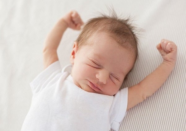 “Rướn, vặn mình” là gì? Vì sao đa số là bình thường?