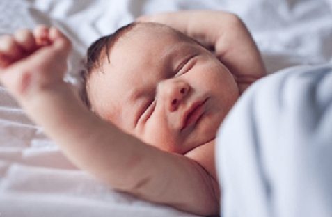 Khi nào trẻ sơ sinh hết rướn, vặn mình?